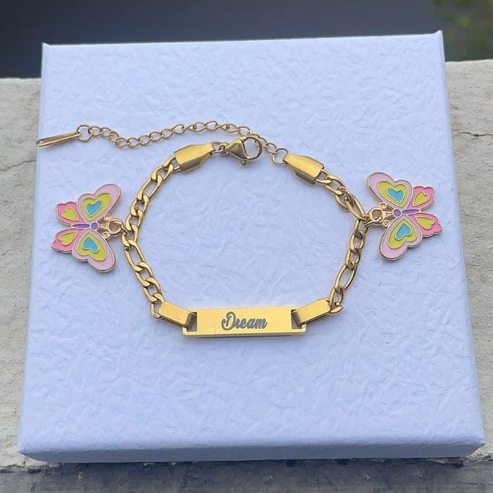 armband-mit-namen-personalisiertes-armbander-namen-schmetterling-charms