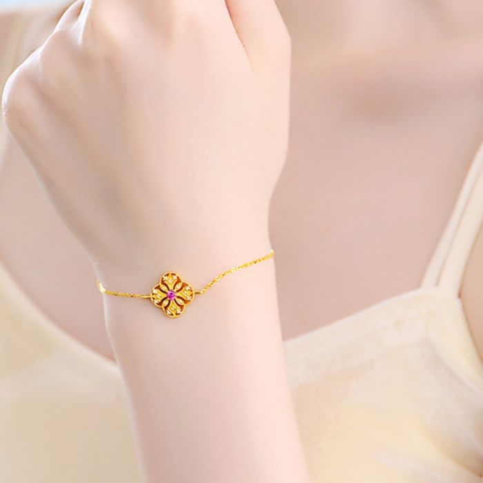     goldarmband-damen-750-karat-18k-gelbgold-echten-diamanten-naturlichen-rubin-vier-blatt-kleeblatt-blume-armband-fur-damen